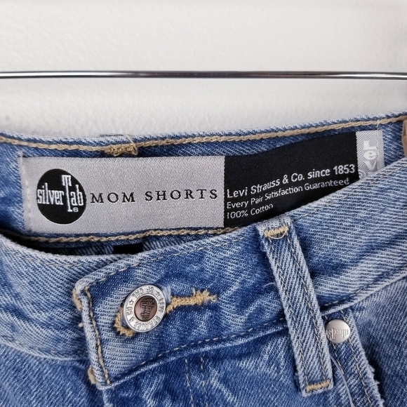 Levi's SilverTab A37010001 High-Waisted Mom Shorts NWT size 31 - Picture 4 of 10